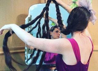 Rapunzel", 32 anos de idade, da vida real tem 1,8 metros de cabelo. Foto: Reprodução de Internet