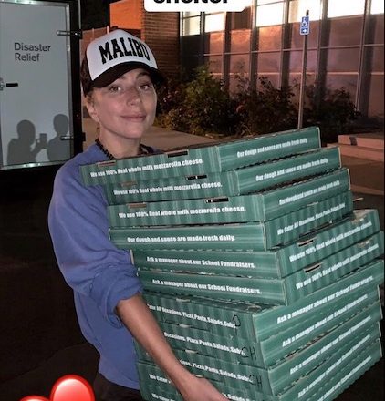 Lady Gaga entrega pizzas em abrigo. Foto: Reprodução/Instagram