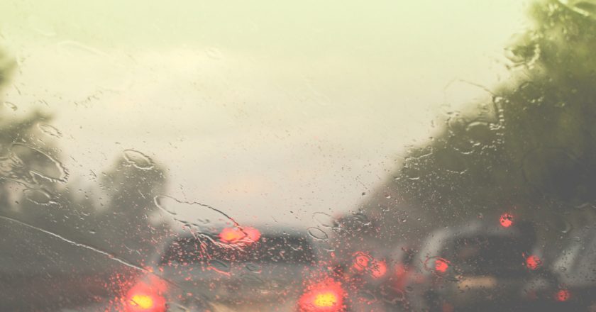 Dirigindo na chuva. Foto: Divulgação