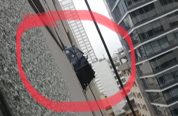 Carro fica pendurado em 14º andar de prédio. Foto: Reprodução/Twitter