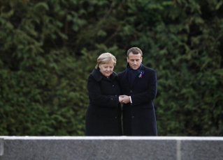 Angela Merkel e Emmanuel Macron juntos em celebração de 100 anos do fim da Primeira Guerra Mundial. Foto: Reprodução/Twitter