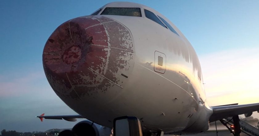 Avião da Latam danificado. Foto: Reprodução/Twitter