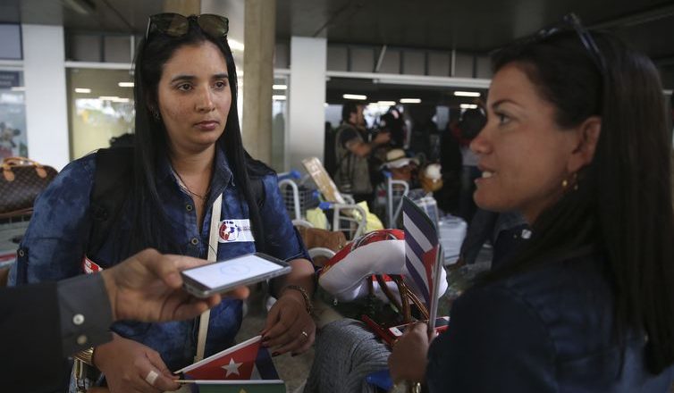 Cubanas embarcam no Aeroporto Internacional de Brasília rumo a Havana. Foto: Valter Campanato/Agência Brasil
