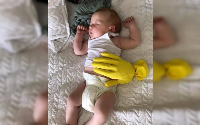 Para o bebê recém-nascido dormir, mãe coloca luva para simular sua mão e técnica viraliza. Foto: Reprodução de Internet