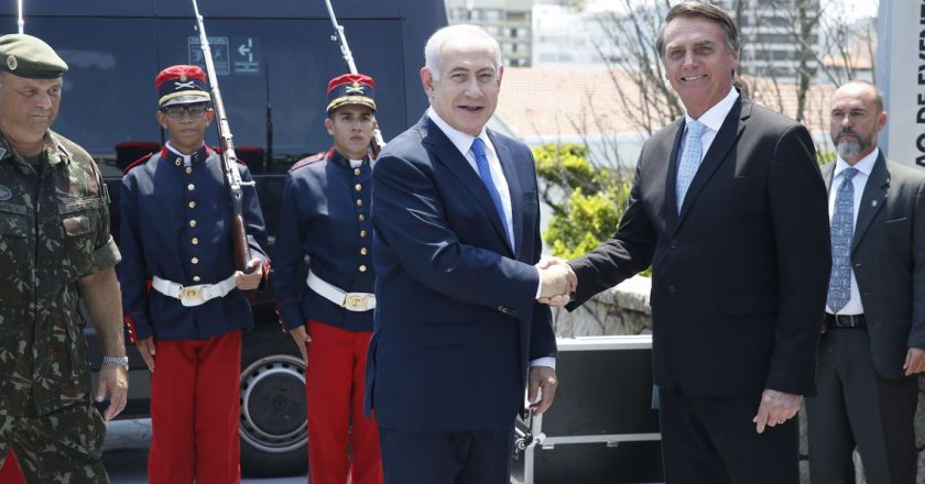 O presidente eleito Jair Bolsonaro recebe a visita do primeiro-ministro de Israel, Benjamin Netanyahu, em Copacabana. Foto: ReproduÃ§Ã£o/AgÃªncia Brasil