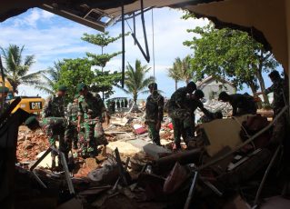 Equipes de resgates atuam na Indonésia após tsunami. Foto: Reprodução/Twitter