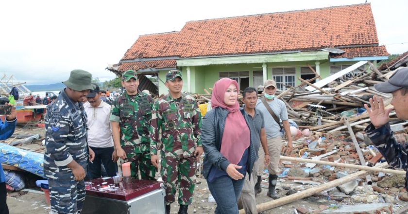 Equipes de resgate na Indonésia. Foto: Reprodução