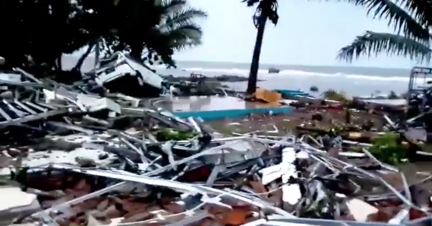 Tsunami devasta costa da Indonésia. Foto: Reprodução/Twitter