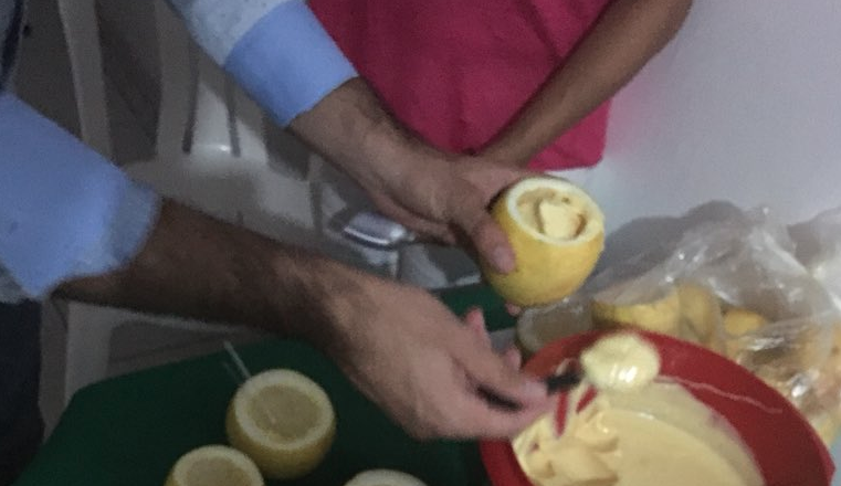 Família usa cascas de maracujá para comer mousse. Foto: Reprodução/Twitter