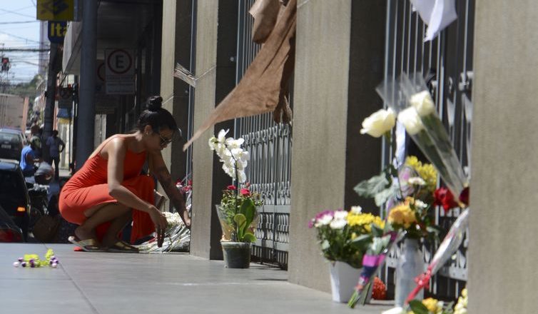 Flores são colocadas na frente da da Catedral Metropolitana de Campinas em homenagens as vítimas mortas durante a atentado. Foto: Reprodução/Agência Brasil