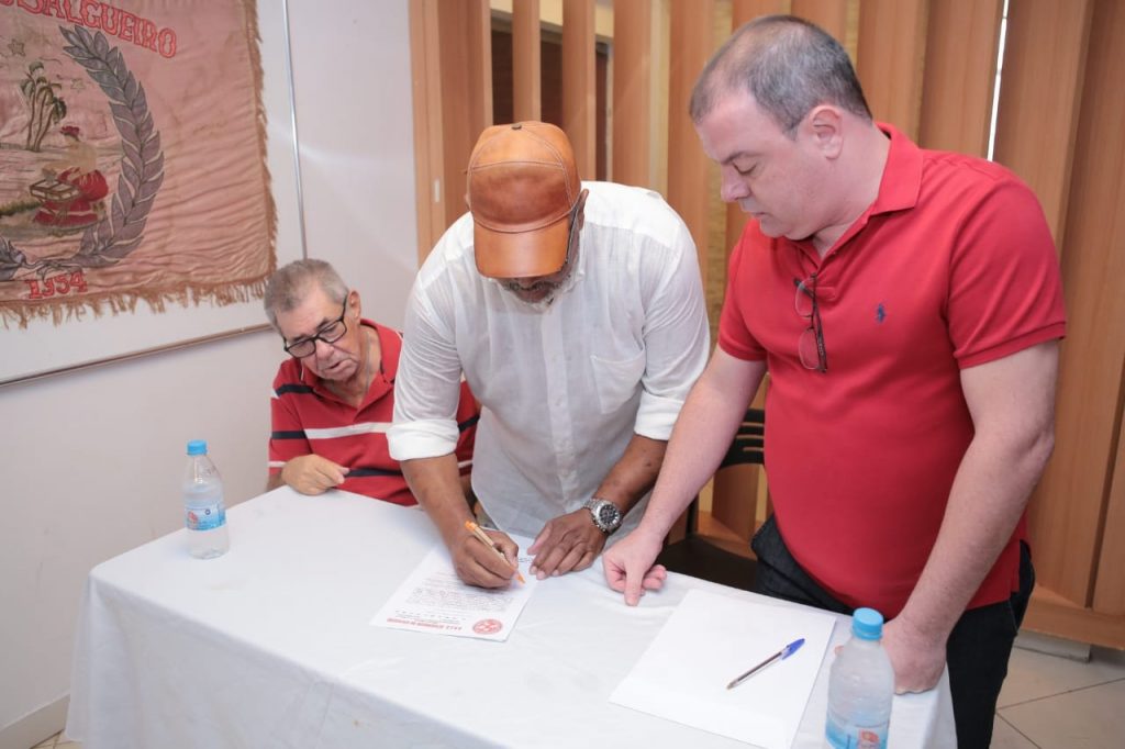 Jomar Casemiro assina documento que transfere posse da presidência do Salgueiro para André Vaz. Foto: Divulgação/Alex Nunes