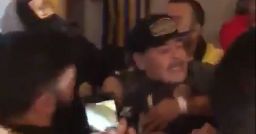 Maradona tenta agredir torcedores em final de campeonato. Foto: Reprodução de Internet