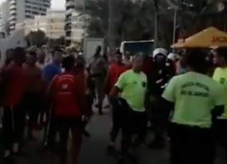 Guardas Municipais, Bombeiros e Policiais Militares em confusão na praia do Arpoador, Zona Sul do Rio de Janeiro. Foto: Reprodução