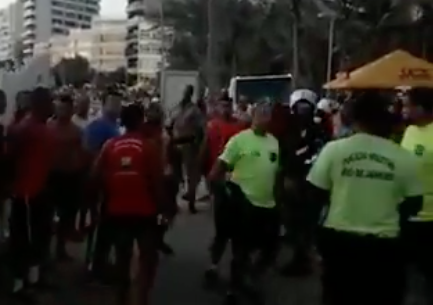 Guardas Municipais, Bombeiros e Policiais Militares em confusão na praia do Arpoador, Zona Sul do Rio de Janeiro. Foto: Reprodução