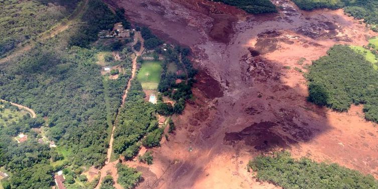 Área onde uma barragem se rompeu, em Brumadinho. Foto: Reprodução de TV