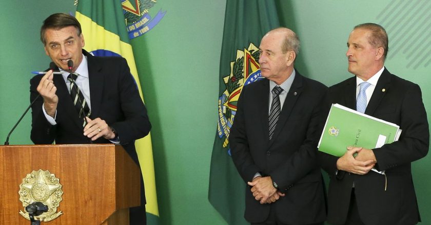 Jair Bolsonaro mostra a caneta que assinou o decreto. Foto: Reprodução/Agência Brasil