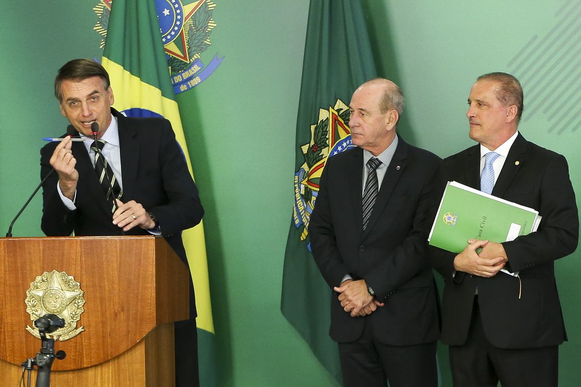 Jair Bolsonaro mostra a caneta que assinou o decreto. Foto: Reprodução/Agência Brasil