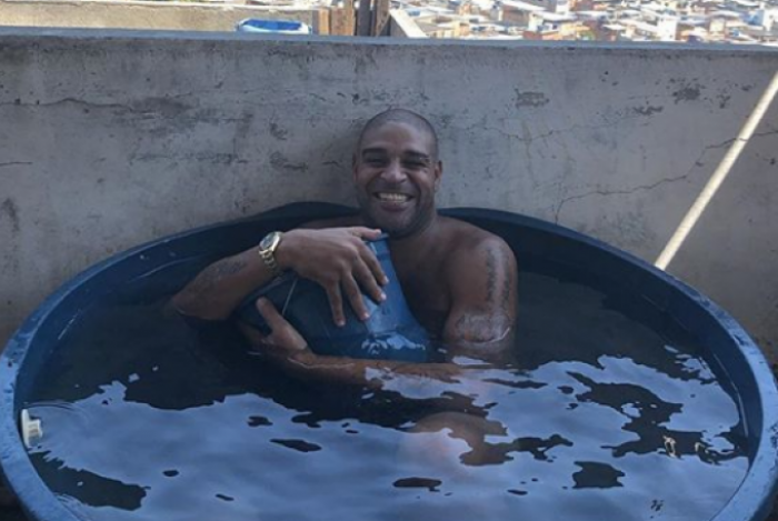 Adriano Imperador postou em seu Instagram que está curtindo uma piscininha. Foto: Reprodução Instagram