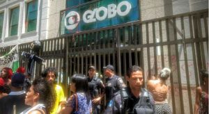 Prédio da Globo é alvo de tinta vermelha jogada por manifestantes em janeiro de 2018. Foto: Reprodução/Facebook/MST