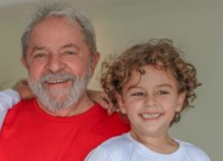 Lula e o neto Arthur AraÃºjo Lula da Silva. Foto: ReproduÃ§Ã£o Facebook
