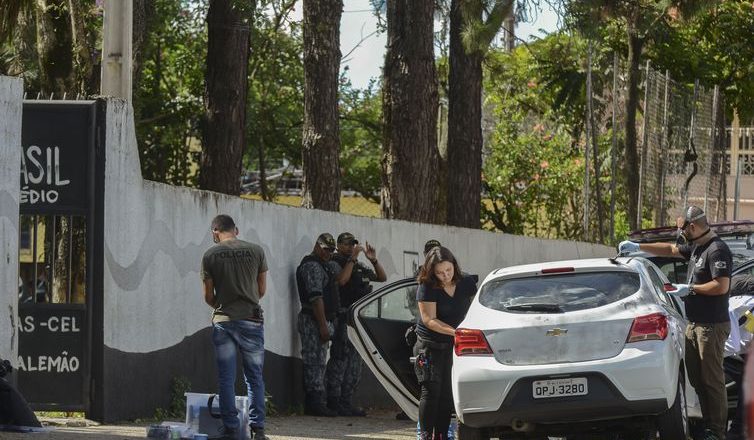Perícia feita pela Polícia Civil em carro na cidade de Suzano. Foto: Rovena Rosa/Agência Brasil