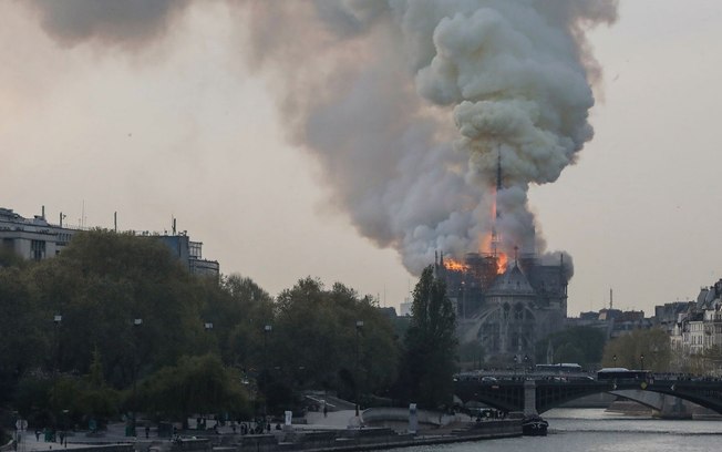 Incêndio atinge a Catedral de Notre Dame. Foto: Reprodução de Internet