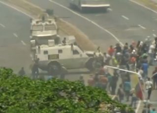 Veículo militar atropela manifestantes em Caracas. Foto: Reprodução de Internet