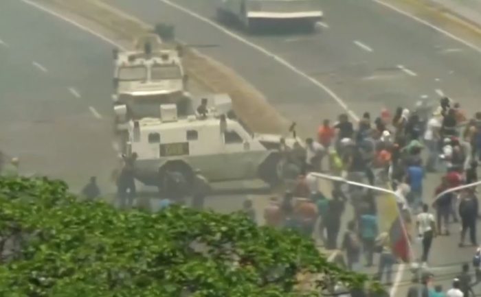 Veículo militar atropela manifestantes em Caracas. Foto: Reprodução de Internet