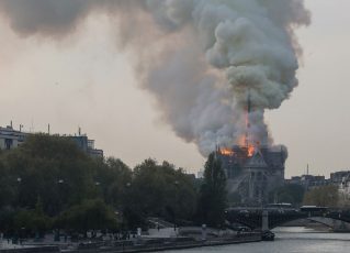 Fogo na Catedral de Notre Dame, em Paris. Foto: Reprodução/TV Globo