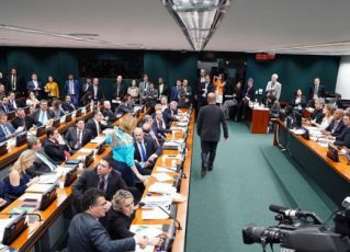 Deputados em discussão na Comissão de Constituição e Justiça (CCJ). Foto: Arquivo/Agência Brasil