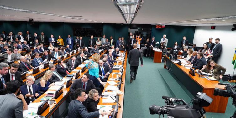 Deputados em discussão na Comissão de Constituição e Justiça (CCJ). Foto: Arquivo/Agência Brasil