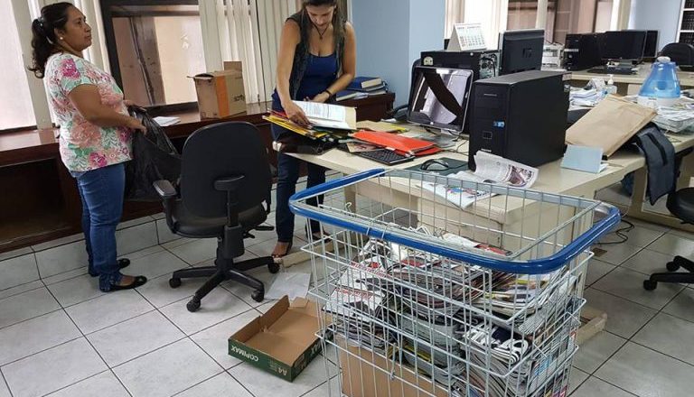 Profissionais vão esvaziando o escritório onde funcionava a sucursal da revista IstoÉ em Brasília. Foto: Reprodução/Rudolfo Lago
