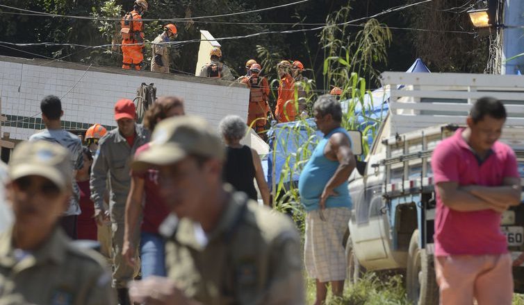 Equipes que atuam na busca e resgate após o desabamento dos dois prédios na comunidade da Muzema. Foto: Tânia Rêgo/Agência Brasil