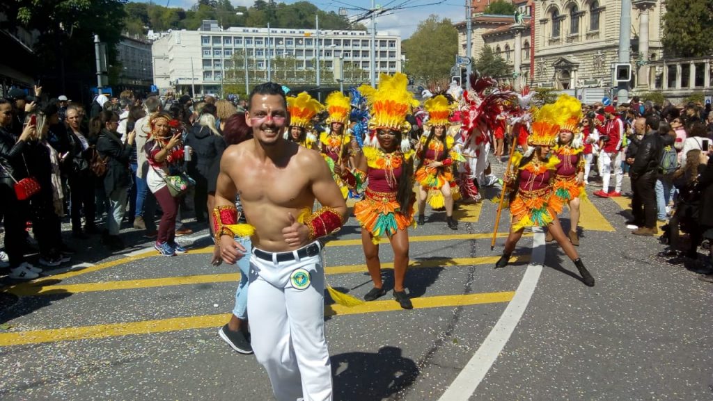 Desfile da escola de samba Unidos de Lausanne, a grande campeã do Carnaval da Suíça. Foto: Divulgação