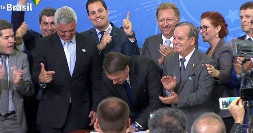 Bolsonaro assina decreto que muda regras sobre uso de armas e de munições. Foto: Reprodução de Internet