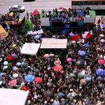 Manifestantes protestam nesta quinta-feira (30) na Esplanada dos Ministérios contra os cortes na educação. Foto: Reprodução/GloboNews