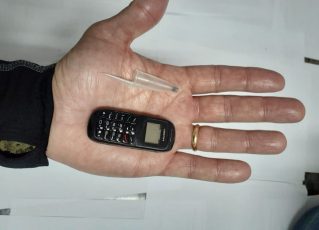 Celular do tamanho de uma tampa de caneta é apreendido em presídio. Foto: Secretaria de Administração Penitenciária/Divulgação