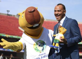 Cafu posa com o mascote da Copa América Brasil 2019. Foto: Rovena Rosa/Agência Brasil