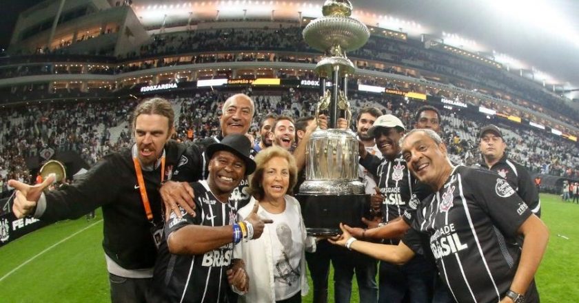 Marlene Matheus posa para foto com ex-jogadores do Corinthians. Foto: Divulgação/Corinthians