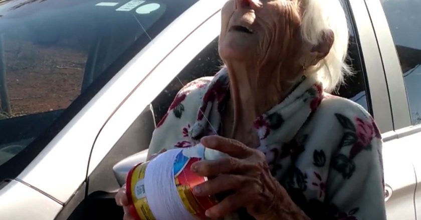Idosa de 93 anos empina pipa e faz sucesso nas redes sociais. Foto: Reprodução de Internet