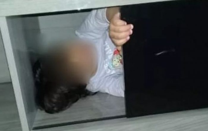 Polícia é acionada para encontrar criança escondida em estante. Foto: Reprodução de Internet