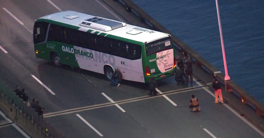 Homem mantém reféns em ônibus na Ponte Rio-Niterói. Foto: Reprodução de TV