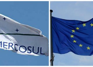 Bandeiras do Mercosul e União Europeia. Foto: Reprodução de Internet