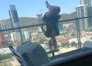Mulher cai de 24 metros ao fazer posição de ioga em varanda. Foto: Reprodução de Internet