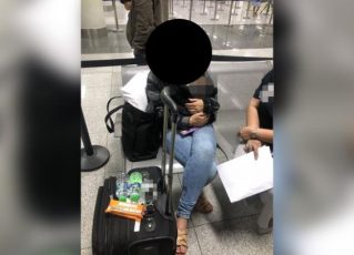 Mulher tenta entrar em voo com recém-nascido em bagagem de mão. Foto: Reprodução de Internet