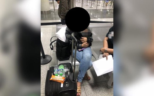 Mulher tenta entrar em voo com recém-nascido em bagagem de mão. Foto: Reprodução de Internet