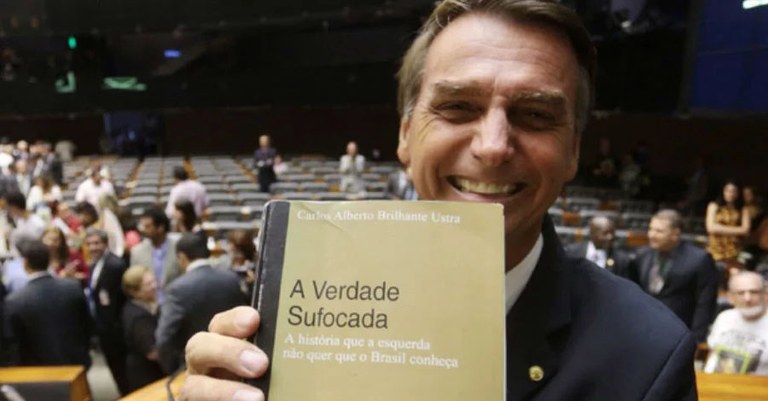 Bolsonaro sugere livro do sanguinário Ustra a professora. Foto: Reprodução de Internet