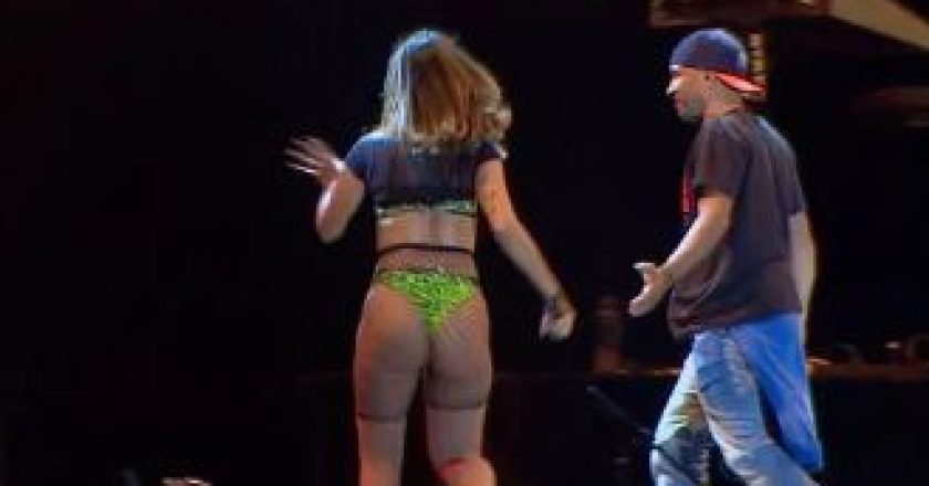 Anitta foge de fã que invadiu palco. Foto: Reprodução