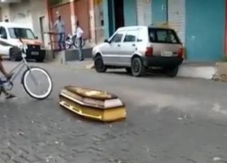 Caixão cai de veículo funerário e motorista volta para buscar. Foto: Reprodução de Internet
