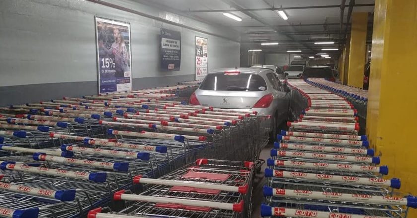 Dono de carro cercado por carrinhos de supermercado. Foto: Reprodução de Internet